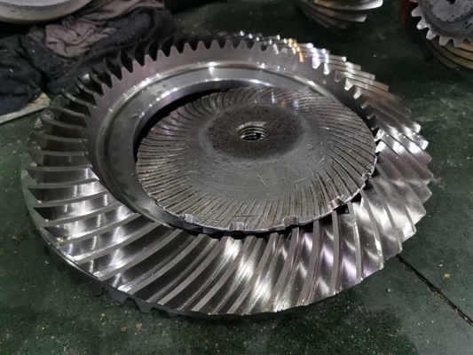 17CrNiMo6 Grilleur de transmission de type Gleason équipé d'engrenages à boussole en spirale pour le broyage des dents de haute précision