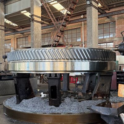 Les engrenages à double hélice conçus pour la transmission de couple élevé dans les machines industrielles